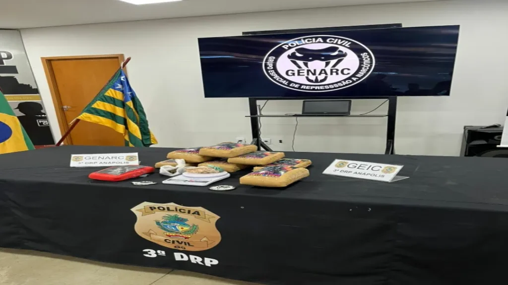 Polícia Civil apreende R$ 100 mil em drogas e prende casal suspeito de tráfico em Anápolis 2 Polícia Civil apreende R$ 100 mil em drogas e prende casal suspeito de tráfico em Anápolis