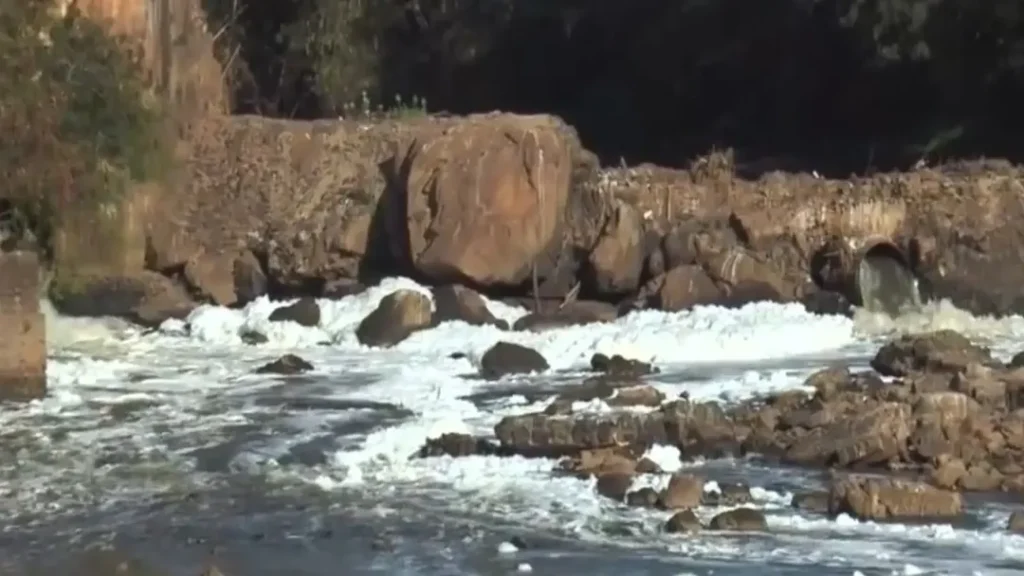 Espuma no Rio Meia Ponte tem origem em estação de tratamento da Saneago, confirma Semad 2 Espuma no Rio Meia Ponte tem origem em estação de tratamento da Saneago, confirma Semad