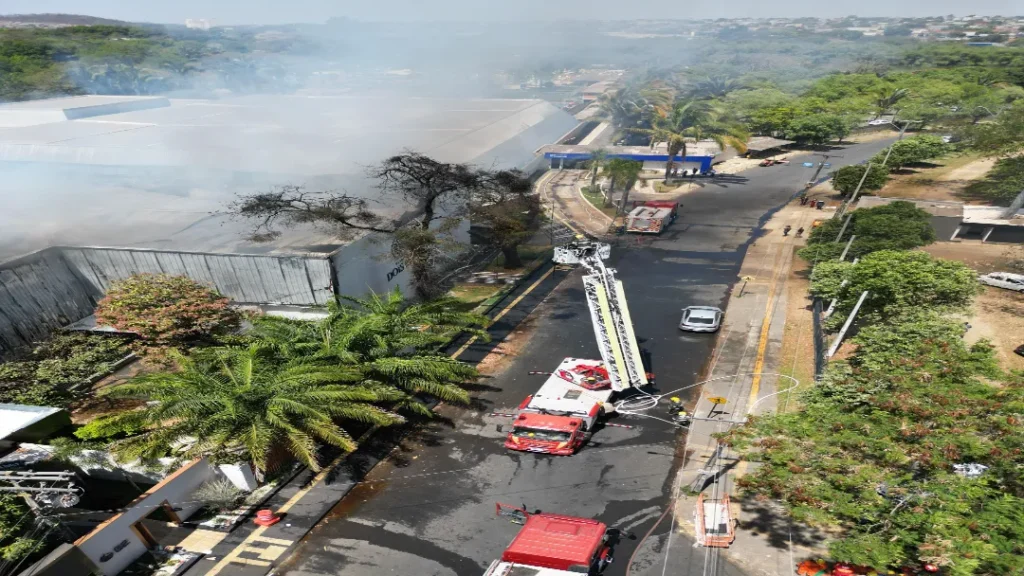 Incêndio que atingiu galpão no Setor Jaó mantém via interditada por risco estrutural 8 imagem 1 2025 09 02T095040.303