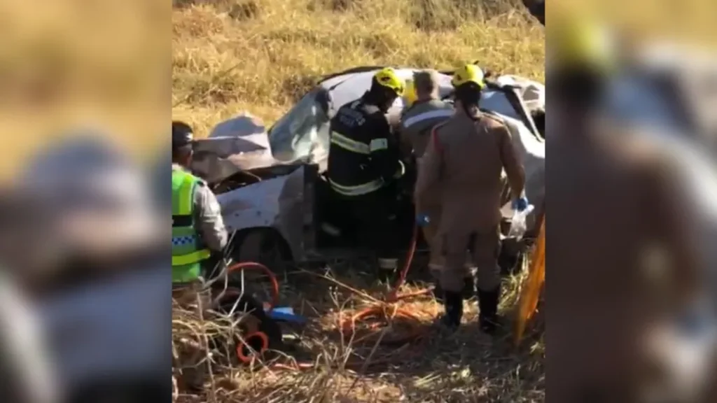 Três pessoas ficam feridas após veículo capotar na GO-213, entre Campo Alegre e Ipameri 2 Três pessoas ficam feridas após veículo capotar na GO-213, entre Campo Alegre e Ipameri