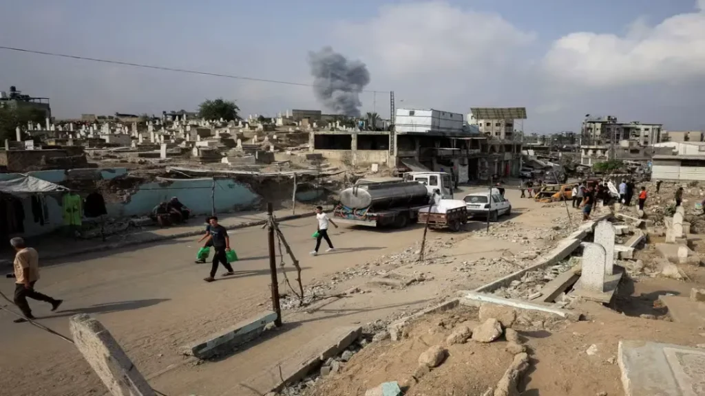 Israel aceita proposta de cessar-fogo em Gaza apresentada pelos EUA, afirma ministro 8 Desde o início da guerra, pelo menos 61 mil palestinos foram mortos, segundo o Ministério da Saúde de Gaza. O ministério, controlado pelo Hamas, não distingue entre civis e combatentes do grupo na contagem, mas afirma que mais da metade dos mortos são mulheres e crianças. Israel afirma que pelo menos 20 mil são combatentes do grupo radical. Parte dos reféns foi recuperada por meio de dois acordos de cessar-fogo, enquanto uma minoria foi recuperada por meio das ações militares. Autoridades acreditam que cerca de 50 reféns ainda estejam em Gaza, sendo que cerca de 20 deles estariam vivos. Enquanto a guerra avança, a situação humanitária se agrava a cada dia no território palestino. De acordo com a ONU, passa de mil o número de pessoas que foram mortas tentando conseguir alimentos, desde o mês de maio, quando Israel mudou o sistema de distribuição de suprimentos na Faixa de Gaza.