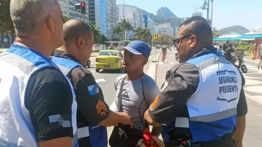 Ambulante é preso no Rio por vender camarão a R$ 400 para turistas chilenos 2 ambulante é preso por vender camarão a R$ 400 para turistas chilenos