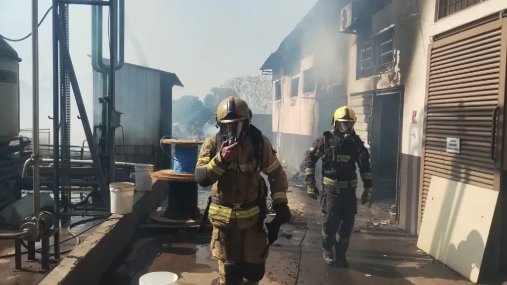 Incêndio em depósito de líquidos inflamáveis mobiliza Bombeiros em Goiânia 2 Incêndio em depósito de líquidos inflamáveis mobiliza Bombeiros em Goiânia
