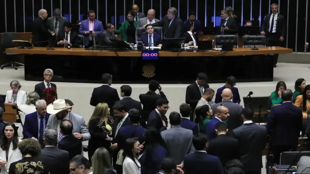 Câmara aprova PEC que dificulta denúncias criminais contra parlamentares 2 Câmara aprova PEC que dificulta denúncias criminais contra parlamentares