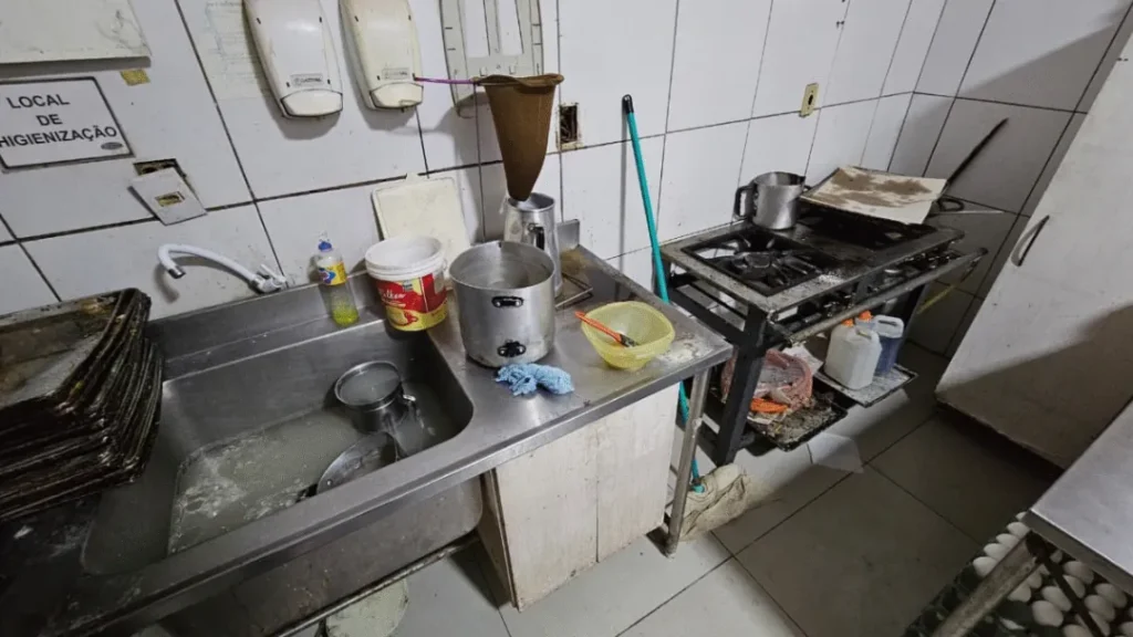 Padaria no Jardim Goiás é interditada com 50 kg de alimentos impróprios para consumo 7 Padaria no Jardim Goiás é interditada com 50 kg de alimentos impróprios para consumo