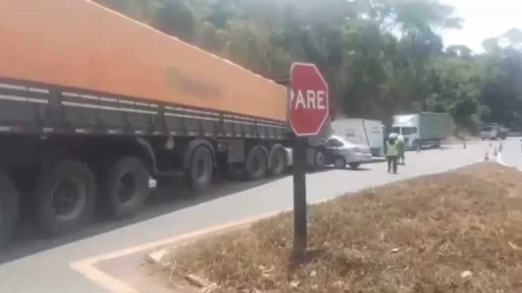 Mulher morre após colisão com caminhão na BR-414 em Corumbá de Goiás 4 Mulher morre após colisão com caminhão na BR-414 em Corumbá de Goiás