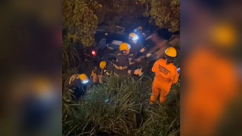 Motorista cochila ao volante e cai com carro em córrego em Jataí 6 Motorista cochila ao volante e cai com carro em córrego em Jataí