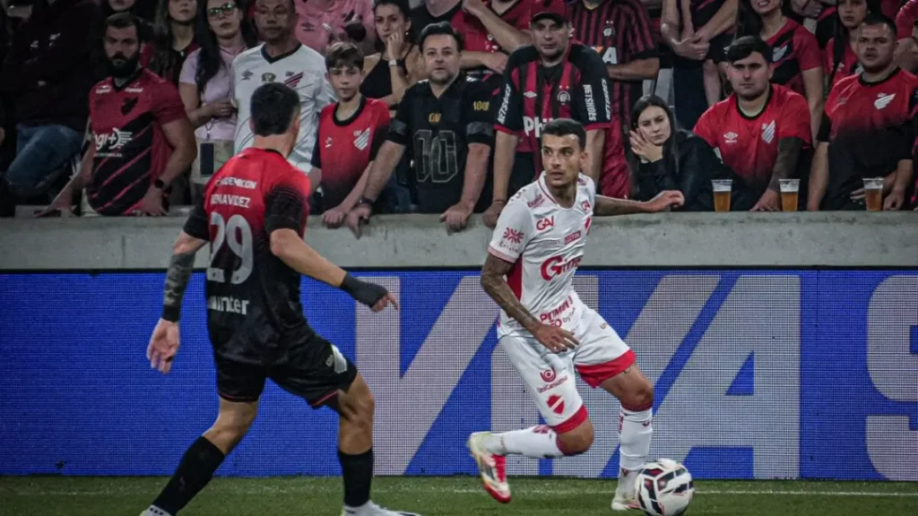 Vila Nova é derrotado pelo Athletico-PR e chega a cinco jogos sem vitória na Série B 2 Vila Nova é derrotado pelo Athletico-PR e chega a cinco jogos sem vitória na Série B