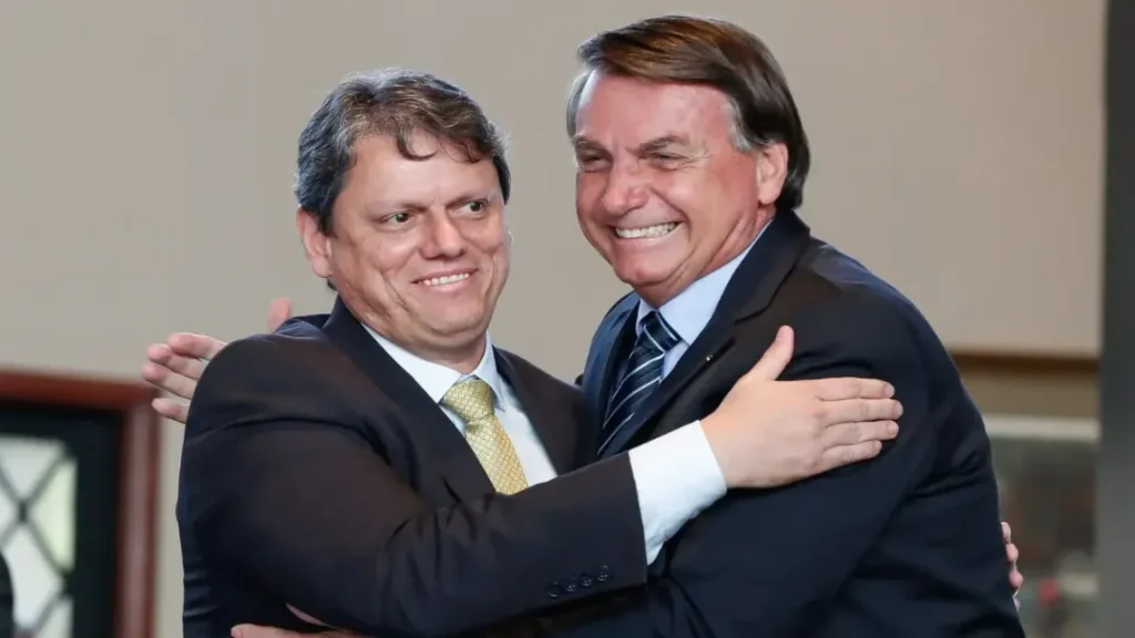 Tarcísio visita Bolsonaro e afirma que não disputará Presidência em 2026 3 Tarcísio visita Bolsonaro e afirma que não disputará Presidência em 2026