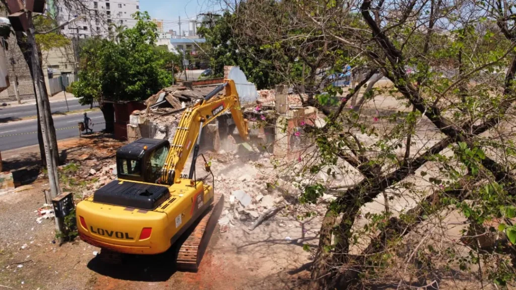 Prefeitura de Goiânia inicia demolição de construções abandonadas na cidade 6 Prefeitura de Goiânia inicia demolição de construções abandonadas na cidade