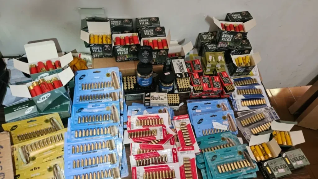 Calibre Zero: PCGO deflagra operação e apreende arsenal com armas e 4 mil munições 6 Polícia Civil de Goiás apreende arsenal e prende envolvidos