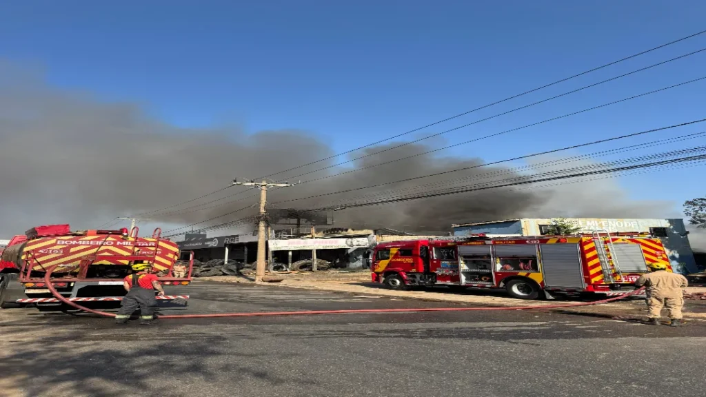 Bombeiros combatem incêndio em loja de pneus no setor Parque Oeste Industrial 7 imagem 1 67