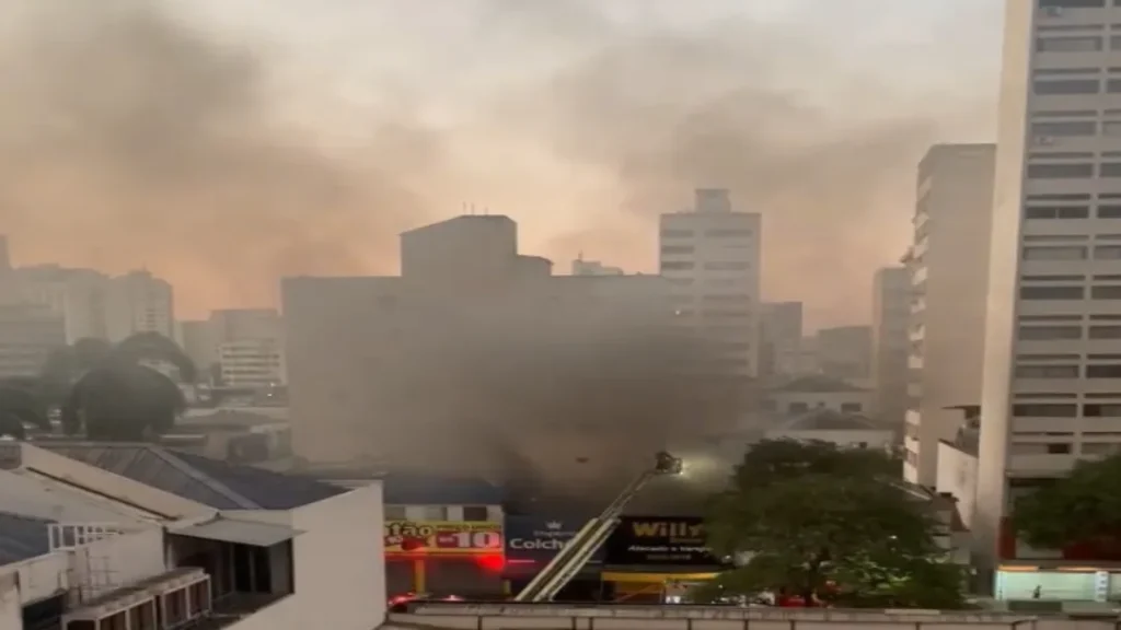Incêndio atinge loja de colchões e comércio vizinho no Setor Central de Goiânia 10 Incêndio atinge loja de colchões e comércio vizinho no Setor Central de Goiânia