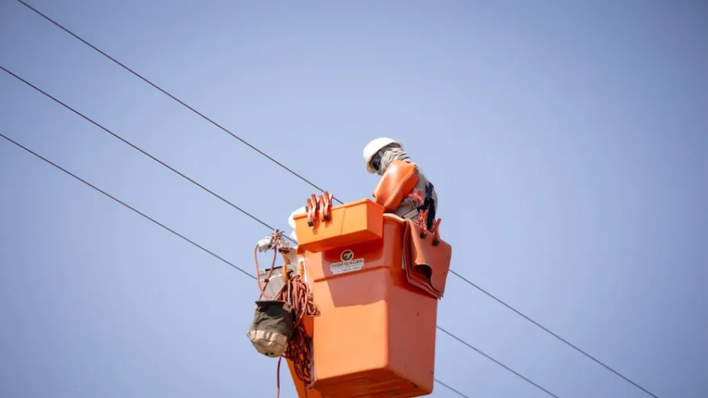 Equatorial Goiás executa mais de 300 obras por mês na capital e região metropolitana para acelerar reconstrução da rede elétrica 7 Equatorial Goiás executa mais de 300 obras por mês na capital e região metropolitana para acelerar reconstrução da rede elétrica
