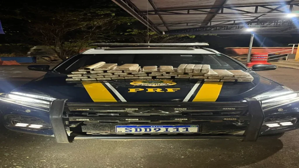 PRF apreende mais de 50 kg de maconha durante fiscalização na BR-060, em Rio Verde (GO) 8 PRF apreende mais de 50 kg de maconha durante fiscalização na BR-060, em Rio Verde (GO)