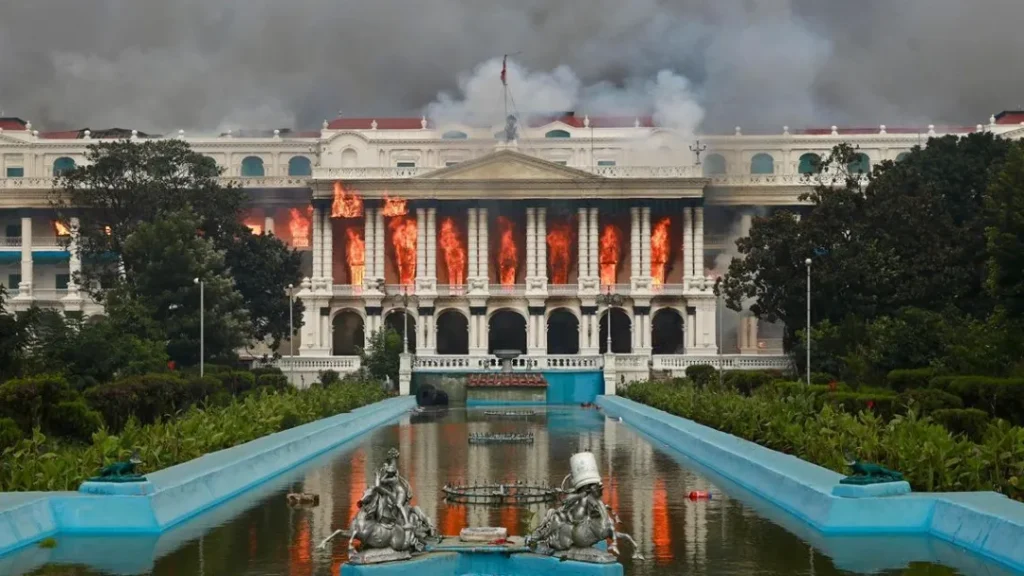Esposa de ex-primeiro-ministro do Nepal morre queimada durante protestos 6 Esposa de ex-primeiro-ministro morre queimada durante protestos no Nepal
