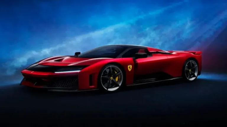 Ferrari apresenta seu 1º carro elétrico, mas reduz metas e ações despencam