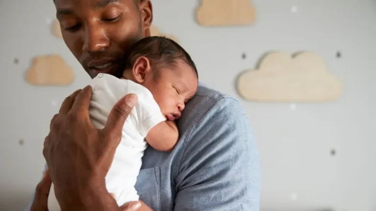 Pais terão mais tempo com os filhos: Senado aprova aumento da licença‑paternidade