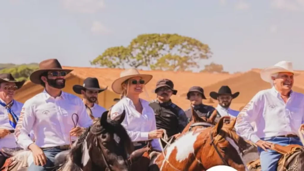 Gusttavo Lima reúne autoridades, celebridades e convidados na “Cavalgada do Embaixador” em Goiás. Evento celebrou a cultura sertaneja 9 Gusttavo Lima reúne autoridades, celebridades e convidados na “Cavalgada do Embaixador” em Goiás. Evento celebrou a cultura sertaneja na Fazenda Lumiar