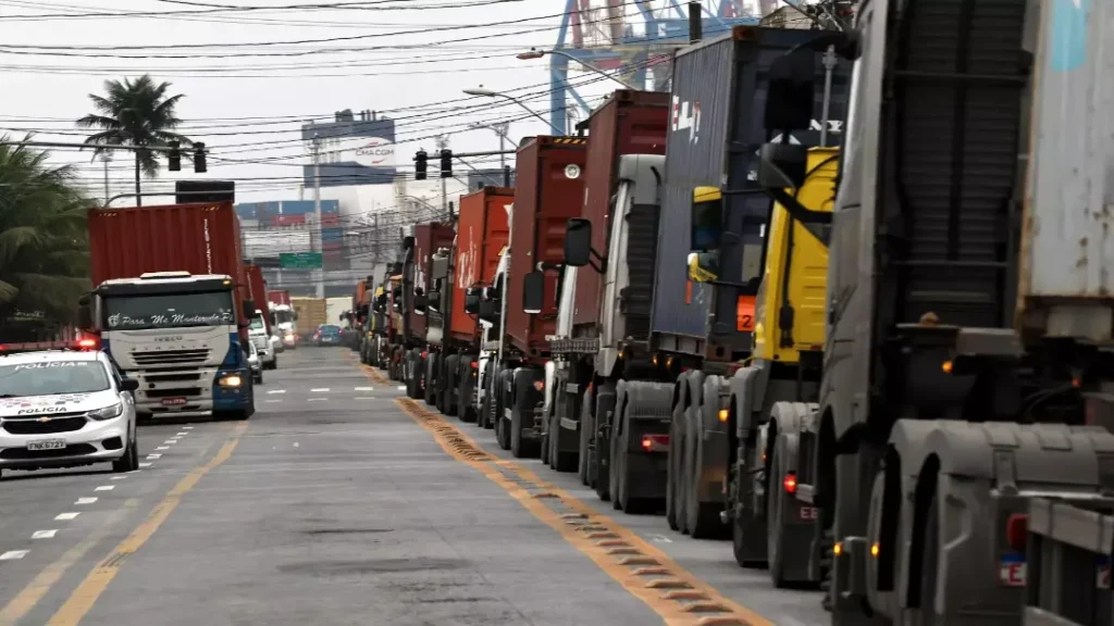 Iniciativa do governo incentiva troca de caminhões antigos por modelos mais novos com juros reduzidos e prazos facilitados 7 Iniciativa do governo incentiva troca de caminhões antigos por modelos mais novos com juros reduzidos e prazos facilitados