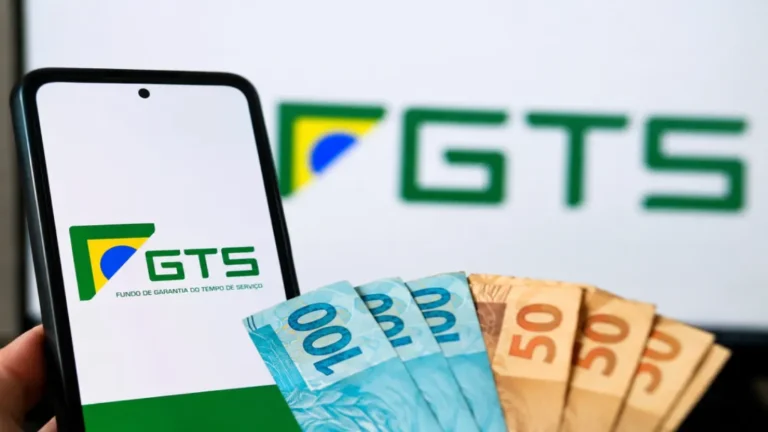 Trabalhadores com carteira assinada começam a receber saque do FGTS liberado pelo governo federal diretamente na conta cadastrada no aplicativo