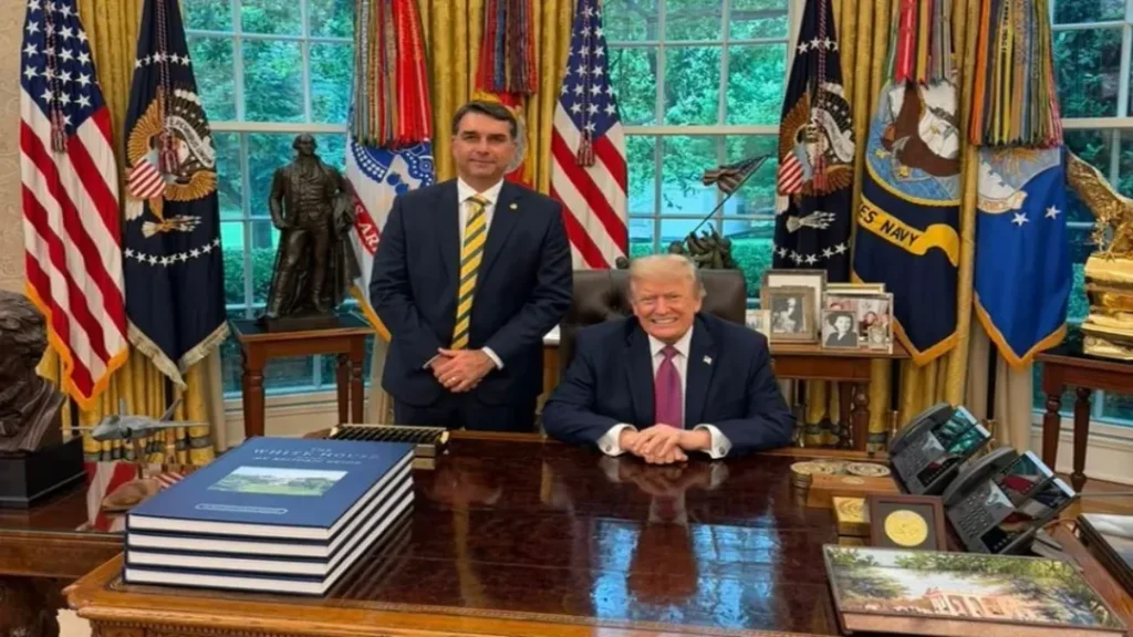 Encontro entre Flávio Bolsonaro e Donald Trump repercute no Brasil após reunião reservada no Salão Oval da Casa Branca 9 Encontro entre Flávio Bolsonaro e Donald Trump repercute no Brasil após reunião reservada no Salão Oval da Casa Branca