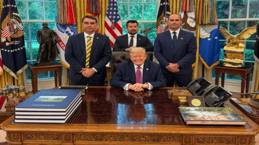 Visita de Flávio Bolsonaro à Casa Branca com Trump gera forte repercussão política dentro e fora do Brasil 8 Visita de Flávio Bolsonaro à Casa Branca com Trump gera forte repercussão política dentro e fora do Brasil
