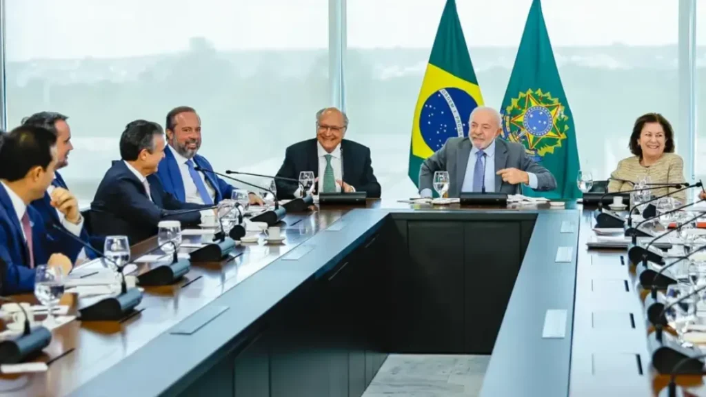 Medida do governo busca reduzir impacto da alta do petróleo e fortalecer o uso de biocombustíveis 7 Medida do governo busca reduzir impacto da alta do petróleo e fortalecer o uso de biocombustíveis