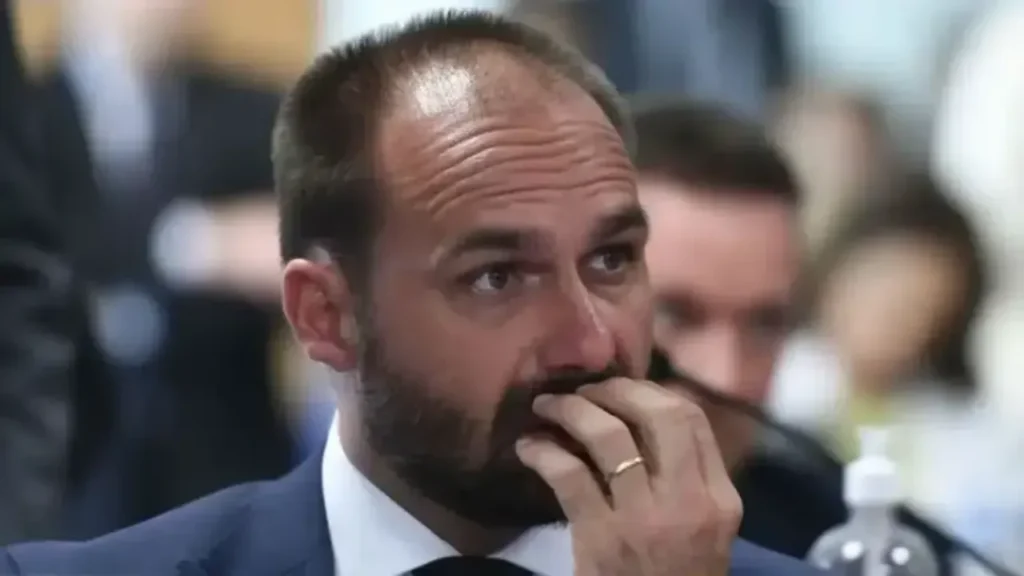 PF decide demitir Eduardo Bolsonaro por abandono de cargo 7 PF decide demitir Eduardo Bolsonaro por abandono de cargo