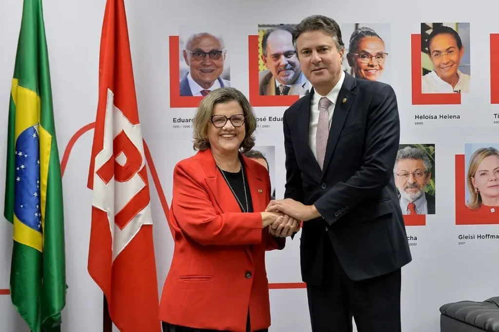 PT oficializa Camilo Santana como novo líder no Senado 8 **PT oficializa Camilo Santana como novo líder no Senado**