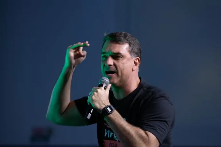 Flávio é cobrado por R$ 61 milhões