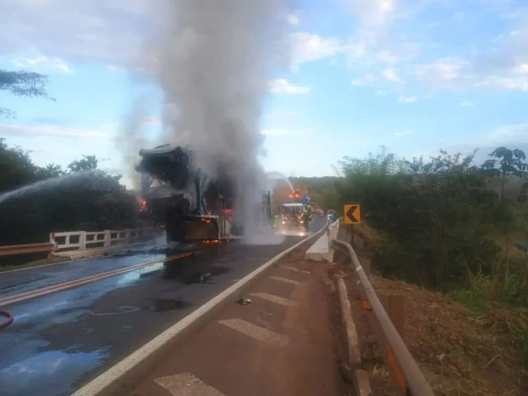 Incêndio destrói carreta com carros da BYD em Goiás