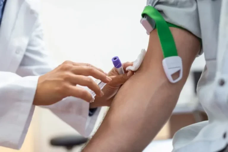 Novo exame de sangue detecta sinais de Alzheimer