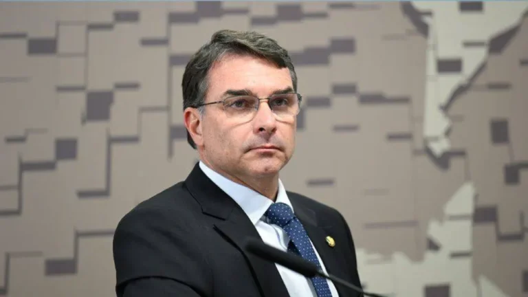 Flávio Bolsonaro propõe mudanças no SUS