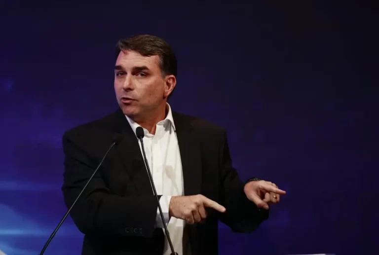 Flávio tenta se afastar do caso Dark Horse