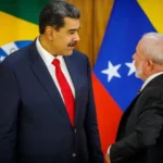 Venezuela quer reunião com Lula, mas encontro é descartado 15 A presidente interina da Venezuela, Delcy Rodríguez, sinalizou interesse em se reunir com Luiz Inácio Lula da Silva durante a Assembleia Geral da ONU, em Nova York. O encontro, porém, não deverá acontecer devido à curta permanência de Lula nos Estados Unidos. O presidente brasileiro deixará o país pouco depois de seu discurso na ONU. A situação ocorre em meio a críticas recentes de Lula à influência dos Estados Unidos sobre a Venezuela e às novas negociações de Caracas com Washington envolvendo áreas como energia, dívida e mineração. 📲 Confira a matéria completa e acompanhe os principais acontecimentos internacionais.