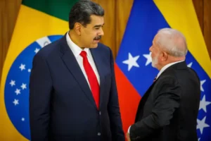 A presidente interina da Venezuela, Delcy Rodríguez, sinalizou interesse em se reunir com Luiz Inácio Lula da Silva durante a Assembleia Geral da ONU, em Nova York. O encontro, porém, não deverá acontecer devido à curta permanência de Lula nos Estados Unidos. O presidente brasileiro deixará o país pouco depois de seu discurso na ONU. A situação ocorre em meio a críticas recentes de Lula à influência dos Estados Unidos sobre a Venezuela e às novas negociações de Caracas com Washington envolvendo áreas como energia, dívida e mineração. 📲 Confira a matéria completa e acompanhe os principais acontecimentos internacionais.