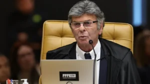 Fux suspende decisão de Dino sobre posts