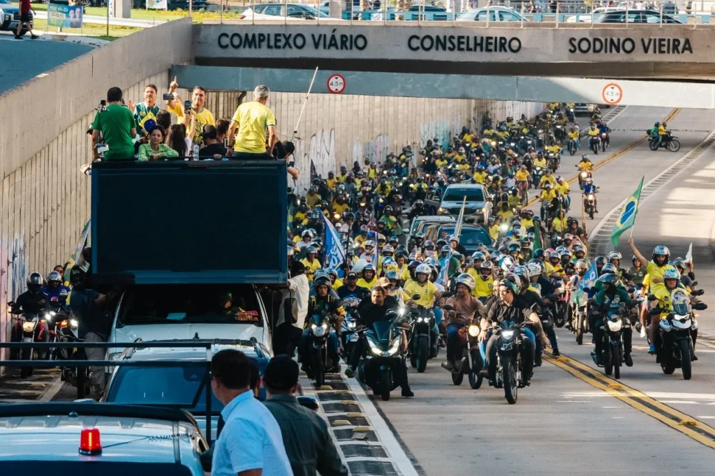Carreata de Flávio Bolsonaro é alvo de ovos em Goiânia 8 Carreata de Flávio Bolsonaro é alvo de ovos em Goiânia