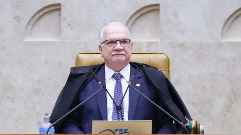 Fachin trava investigações no STF