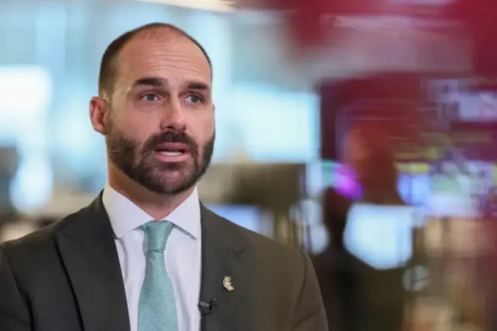 Eduardo Bolsonaro é demitido da PF 4 Eduardo Bolsonaro foi demitido nesta segunda-feira (21) do cargo de escrivão da Polícia Federal. A decisão foi formalizada pelo Ministério da Justiça e Segurança Pública após um processo administrativo relacionado às faltas consideradas injustificadas.