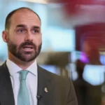 Eduardo Bolsonaro é demitido da PF 15 Eduardo Bolsonaro foi demitido nesta segunda-feira (21) do cargo de escrivão da Polícia Federal. A decisão foi formalizada pelo Ministério da Justiça e Segurança Pública após um processo administrativo relacionado às faltas consideradas injustificadas.