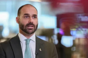 Eduardo Bolsonaro foi demitido nesta segunda-feira (21) do cargo de escrivão da Polícia Federal. A decisão foi formalizada pelo Ministério da Justiça e Segurança Pública após um processo administrativo relacionado às faltas consideradas injustificadas.