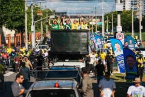 Flávio Bolsonaro participa de carreata em Goiânia