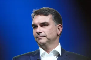 Flávio faz pronunciamento à Nação: "Quem vota em Lula, vota em Moraes"