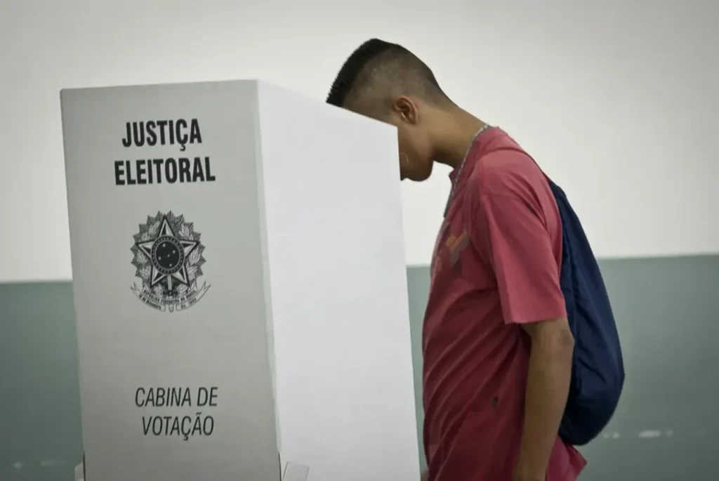 Pesquisa aponta disputa acirrada para Lula 8 Pesquisa aponta disputa acirrada para Lula