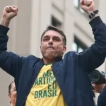 Flávio Bolsonaro cancela agenda e passa domingo com a família