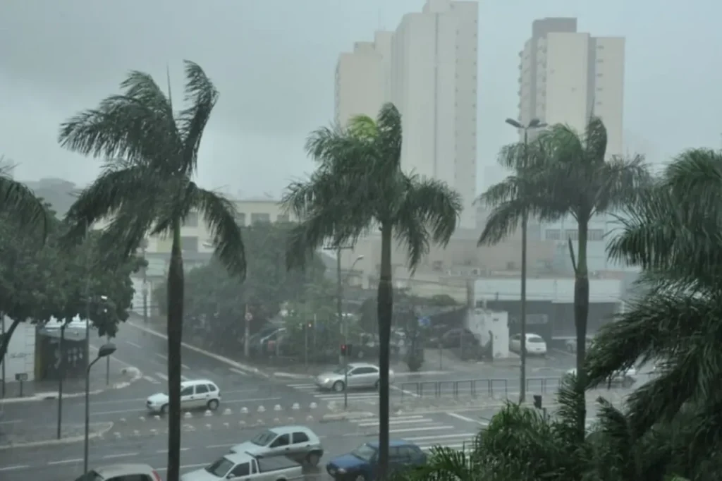 Chuva forte causa estragos na Grande Goiânia 1 Chuva forte causa estragos na Grande Goiânia
