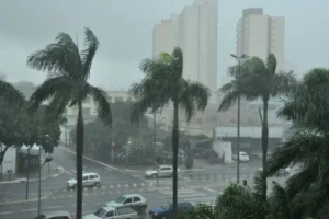 Chuva forte causa estragos na Grande Goiânia
