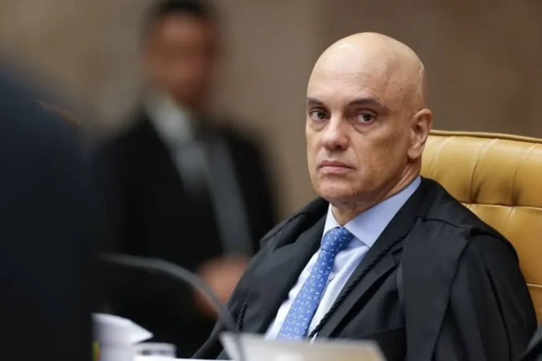 Flávio pede saída de Moraes do STF
